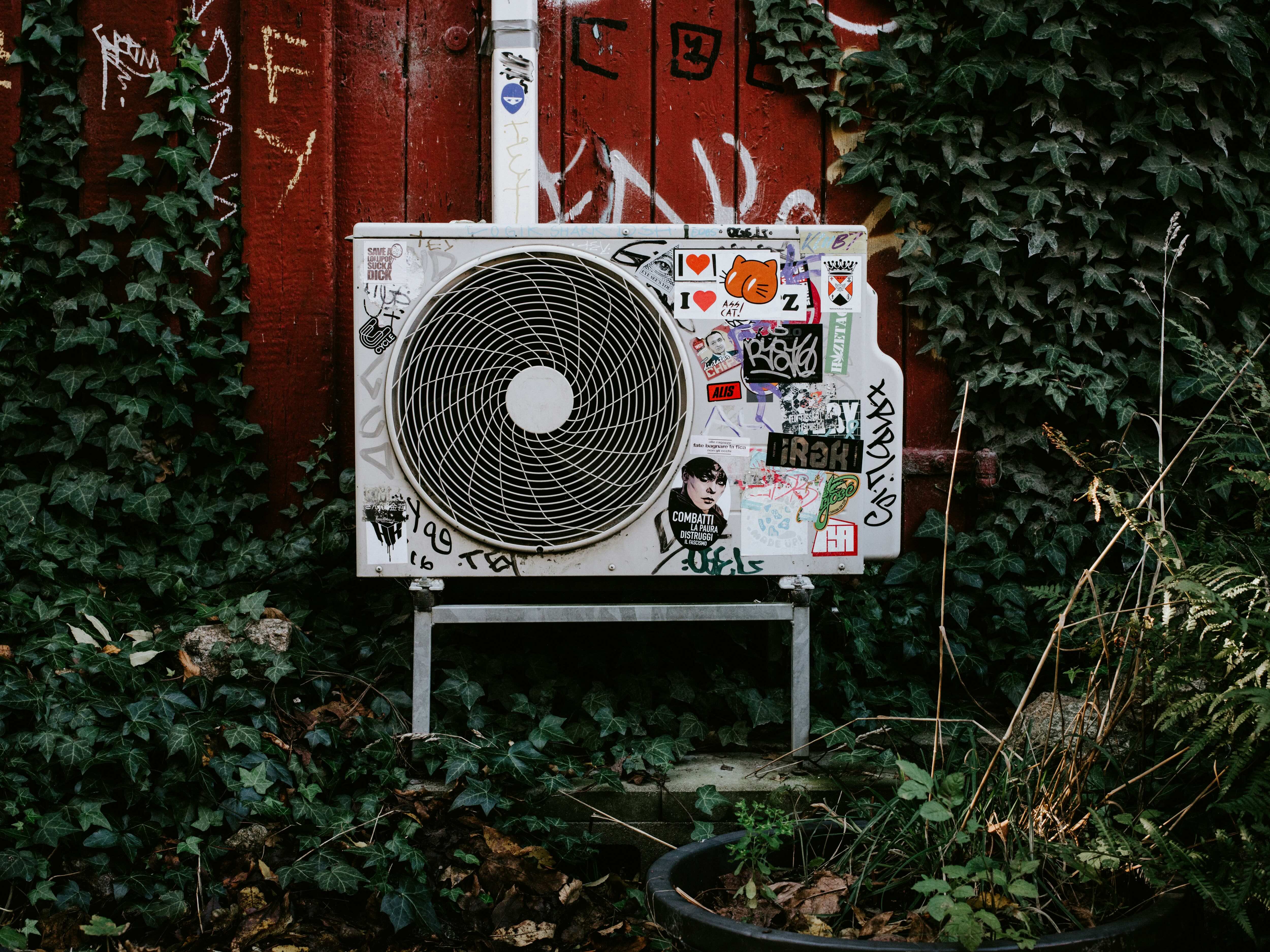 Heat pump photo by https://unsplash.com/@anniespratt